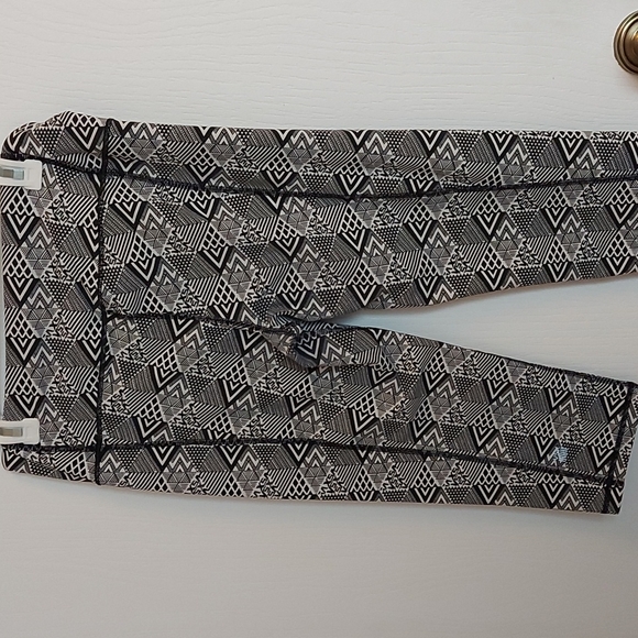 VSX by Victoria's Secret Black & White Size M Geometric Pattern Leggings - Picture 2 of 5